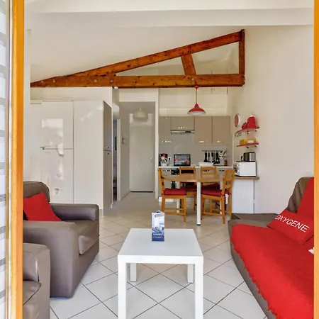 Casa de Férias Charming 2 House With Terrace Near Train Station Welkeys *